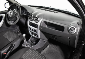 Подержанный автомобиль Renault Sandero 2014 года (12 фото)