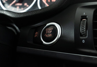 Подержанный автомобиль BMW X3 2011 года (18 фото)