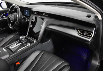 Подержанный автомобиль Hongqi H5 2023 года (12 фото)