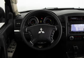 Подержанный автомобиль Mitsubishi Pajero 2012 года (10 фото)