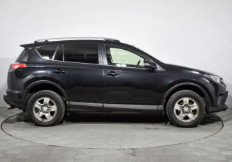 Подержанный автомобиль Toyota RAV4 2016 года (4 фото)