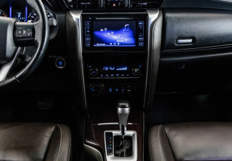 Подержанный автомобиль Toyota Fortuner 2018 года (14 фото)