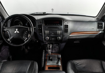 Подержанный автомобиль Mitsubishi Pajero 2008 года (14 фото)