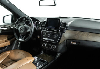 Подержанный автомобиль Mercedes-Benz GLE 2016 года (9 фото)