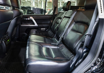Подержанный автомобиль Toyota Land Cruiser Suv 2012 года (24 фото)
