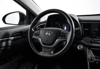 Подержанный автомобиль Hyundai Elantra Sedan 2018 года (16 фото)