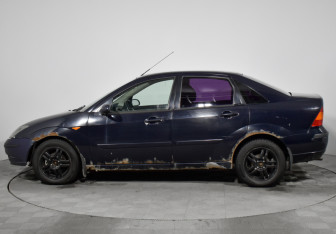 Подержанный автомобиль Ford Focus Sedan 2004 года (8 фото)