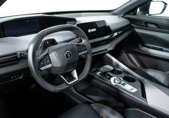 Подержанный автомобиль Changan UNI-V 2023 года (11 фото)