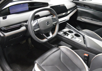Подержанный автомобиль Changan UNI-V 2024 года (10 фото)