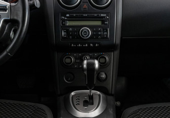 Подержанный автомобиль Nissan Qashqai 2009 года (13 фото)