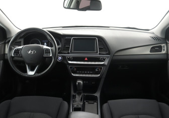 Подержанный автомобиль Hyundai Sonata 2018 года (7 фото)