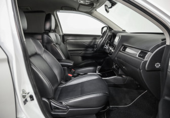 Подержанный автомобиль Mitsubishi Outlander 2020 года (24 фото)