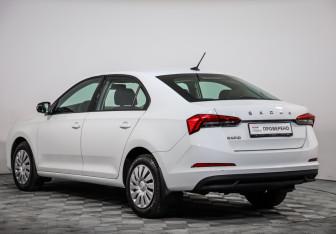 Подержанный автомобиль Skoda Rapid Liftback 2021 года (7 фото)