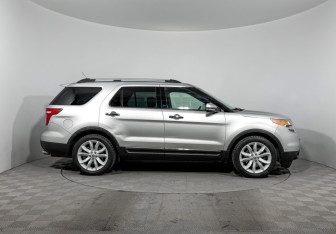Подержанный автомобиль Ford Explorer 2014 года (4 фото)
