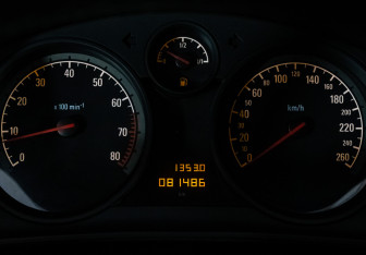 Подержанный автомобиль Opel Astra Sedan 2011 года (24 фото)