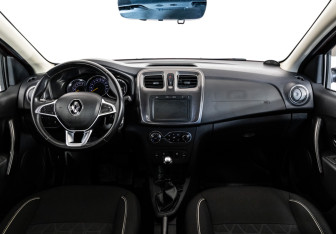 Подержанный автомобиль Renault Sandero 2020 года (10 фото)