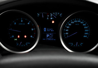 Подержанный автомобиль Toyota Land Cruiser Suv 2010 года (18 фото)