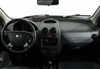 Подержанный автомобиль Chevrolet Aveo Hatchback 2006 года (13 фото)