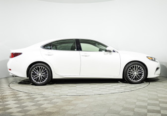 Подержанный автомобиль Lexus ES 2015 года (4 фото)