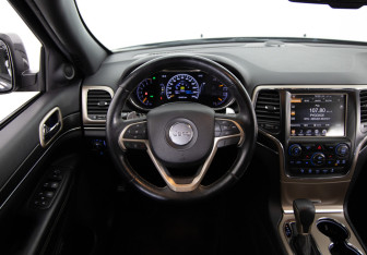 Подержанный автомобиль Jeep Grand Cherokee 2016 года (10 фото)