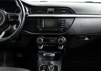 Подержанный автомобиль Kia Rio Sedan 2018 года (14 фото)