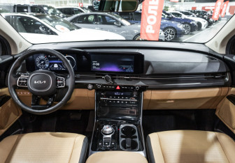 Подержанный автомобиль Kia Carnival 2023 года (15 фото)
