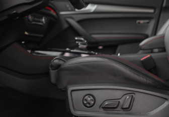 Подержанный автомобиль Audi Q5 2021 года (25 фото)