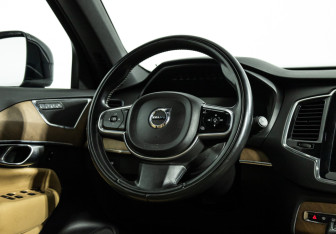 Подержанный автомобиль Volvo XC90 2017 года (15 фото)