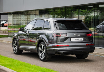 Подержанный автомобиль Audi Q7 2016 года (8 фото)