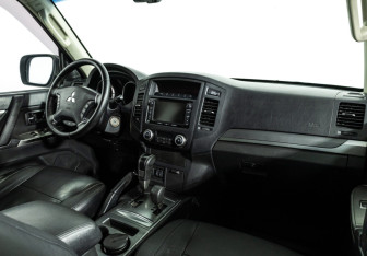 Подержанный автомобиль Mitsubishi Pajero 2013 года (9 фото)