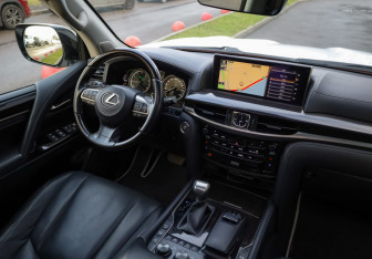 Подержанный автомобиль Lexus LX 2016 года (9 фото)