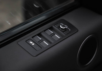 Подержанный автомобиль Land Rover Discovery 2018 года (25 фото)