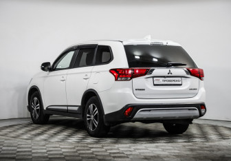Подержанный автомобиль Mitsubishi Outlander 2019 года (7 фото)