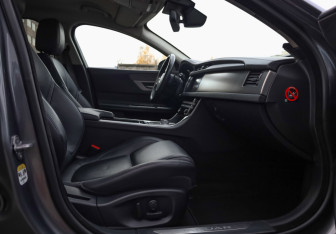 Подержанный автомобиль Jaguar XF Sedan 2016 года (29 фото)