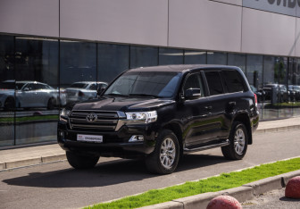 Подержанный автомобиль Toyota Land Cruiser Suv 2016 года (3 фото)