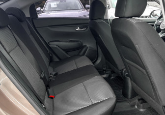 Подержанный автомобиль Kia Rio Sedan 2018 года (11 фото)
