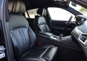 Подержанный автомобиль BMW X6 2021 года (13 фото)