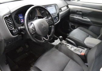 Подержанный автомобиль Mitsubishi Outlander 2015 года (10 фото)