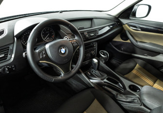 Подержанный автомобиль BMW X1 2011 года (11 фото)