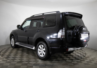 Подержанный автомобиль Mitsubishi Pajero 2013 года (7 фото)