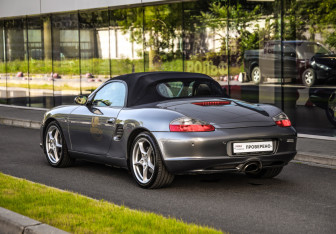 Подержанный автомобиль Porsche Boxster 2004 года (9 фото)