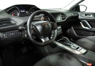 Подержанный автомобиль Peugeot 308 Wagon 2018 года (11 фото)