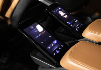 Подержанный автомобиль Hongqi HQ9 2022 года (18 фото)