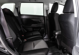 Подержанный автомобиль Mitsubishi Outlander 2015 года (19 фото)