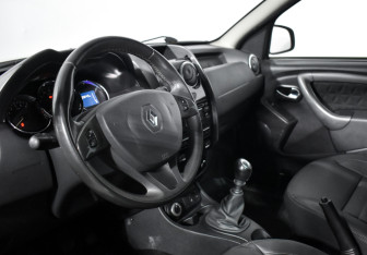 Подержанный автомобиль Renault Duster 2016 года (9 фото)
