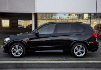 Подержанный автомобиль BMW X5 2017 года (9 фото)