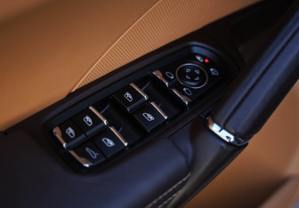 Подержанный автомобиль Porsche Cayenne 2015 года (19 фото)