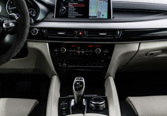 Подержанный автомобиль BMW X6 2015 года (19 фото)