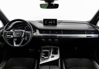 Подержанный автомобиль Audi Q7 2016 года (10 фото)