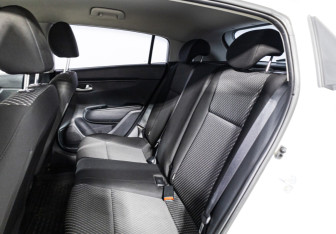 Подержанный автомобиль Kia Rio Hatchback 2018 года (10 фото)